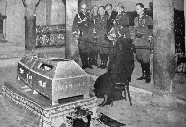 Trumna ze zwłokami Marszałka Piłsudskiego w krypcie św. Leonarda w Katedrze na Wawelu, przy trumnie - Aleksandra Pilsudska, 18.05.1935