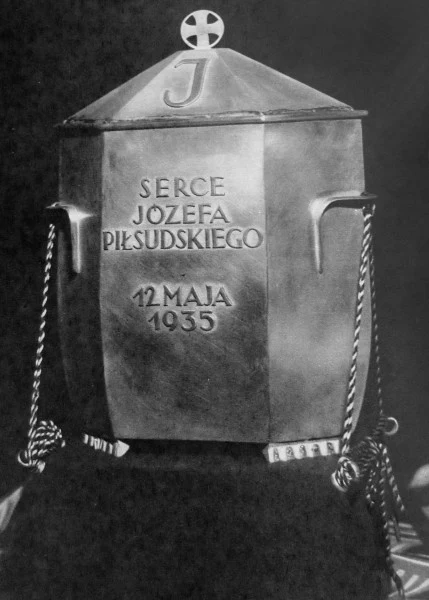 Puszka z sercem Marszałka Piłsudskiego ustawiona w pokoju pracy zmarlego wodza, Belweder, Warszawa, maj 1935