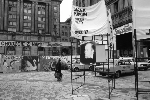 Warszawa, czerwiec 1989, plakaty wyborcze przed siedzibą Solidarności Warszawa, czerwiec 1989, plakaty wyborcze przed siedzibą Solidarności
