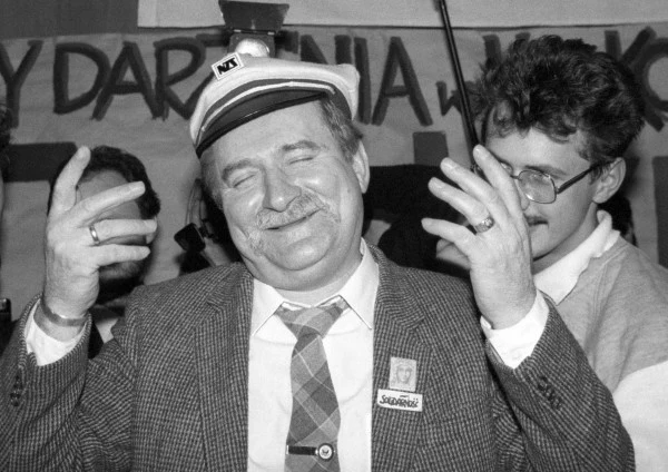 Warszawa, 01.03.1989. Lech Wałęsa w czasie spotkania ze studentami na Uniwersytecie Warszawskim w trakcie kampanii Solidarności przed wyborami parlamentarnymi Warszawa, 01.03.1989. Lech Wałęsa w czasie spotkania ze studentami na Uniwersytecie Warszawskim w trakcie kampanii Solidarności przed wyborami parlamentarnymi