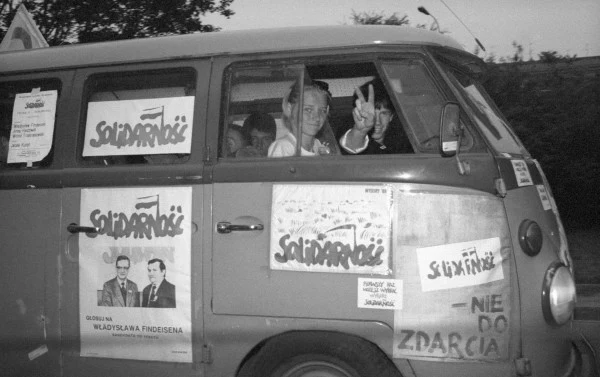 Warszawa, 01.06.1989. Samochód oklejony plakatami Solidarności w trakcie kampanii przed wyborami parlamentarnymi Warszawa, 01.06.1989. Samochód oklejony plakatami Solidarności w trakcie kampanii przed wyborami parlamentarnymi