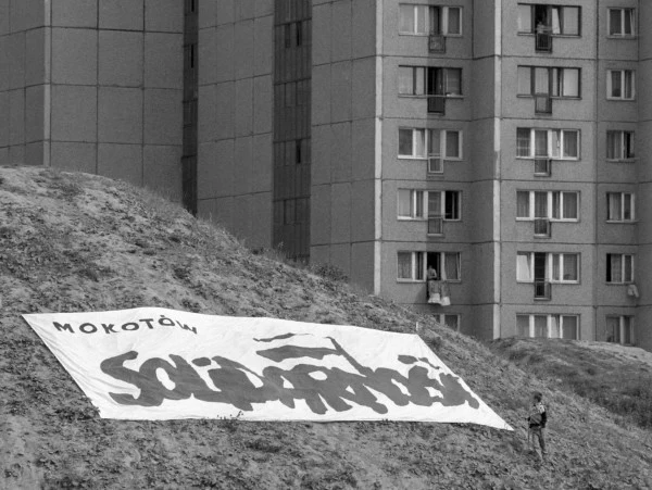 Warszawa, 29.05.1989. Ogromny transparent podczas wiecu wyborczego na warszawskim Ursynowie przed wyborami parlamentarnymii Warszawa, 29.05.1989. Ogromny transparent podczas wiecu wyborczego na warszawskim Ursynowie przed wyborami parlamentarnymii