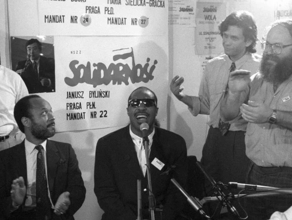 Warszawa, 27.05.1989. Amerykański piosenkarz Steve Wonder śpiewa swoj przebój "I just called to say I love You" w biurze wyborczym Solidarności przed wyborami parlamentarnymi Warszawa, 27.05.1989. Amerykański piosenkarz Steve Wonder śpiewa swoj przebój "I just called to say I love You" w biurze wyborczym Solidarności przed wyborami parlamentarnymi