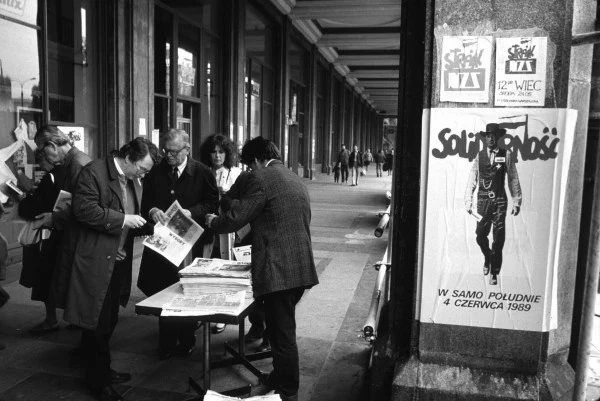 Warszawa, czerwiec 1989 r., sprzedaż "Gazety Wyborczej" Warszawa, czerwiec 1989 r., sprzedaż "Gazety Wyborczej"