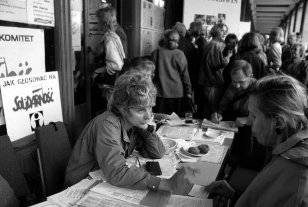 Warszawa 1989 r. punkt informacyjny Solidarności Warszawa 1989 r. punkt informacyjny Solidarności