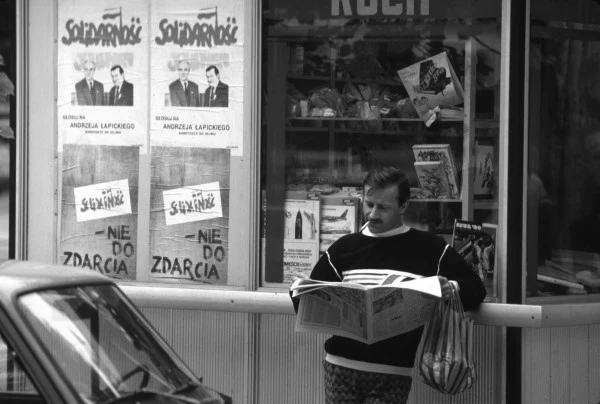 Warszawa , czerwiec 1989, mężczyzna czytający gazetę Warszawa , czerwiec 1989, mężczyzna czytający gazetę