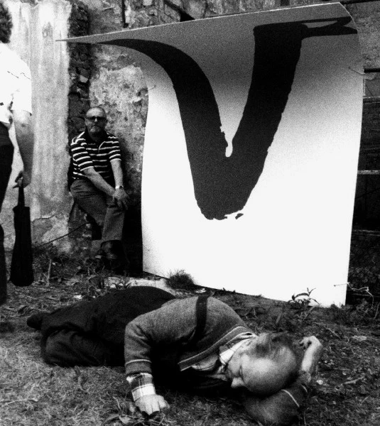 Bydgoszcz, 21.05.1989 r. Kampania wyborcza przez wyborami parlamentarnymi. Śpiący mężczyzna pod plakatem wyborczym Lecha Wałęsy w Bydgoszczy Bydgoszcz, 21.05.1989 r. Kampania wyborcza przez wyborami parlamentarnymi. Śpiący mężczyzna pod plakatem wyborczym Lecha Wałęsy w Bydgoszczy