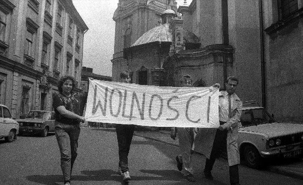 Przemyśl, 05.1989. Kampania wyborcza przed wyborami do Sejmu i Senatu. Na zdjęciu członkowie PPS RD (Polska Partia Socjalistyczna Rewolucja Demokratyczna) Przemyśl, 05.1989. Kampania wyborcza przed wyborami do Sejmu i Senatu. Na zdjęciu członkowie PPS RD (Polska Partia Socjalistyczna Rewolucja Demokratyczna)