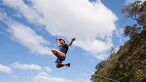 Slacklinerzy zapewniają, że nie ma lepszego sposobu na relaks. Radzą jednak nie spoglądać w dół...