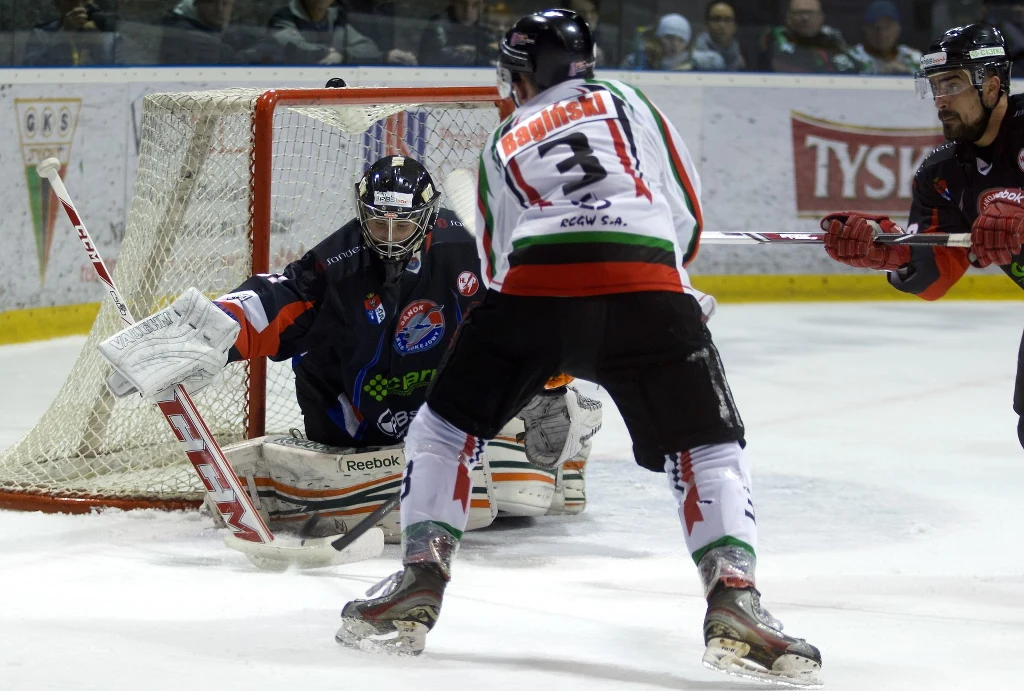 Adam Bagiński strzela na bramkę Johna Murraya. Adam Bagiński strzela na bramkę Johna Murraya.