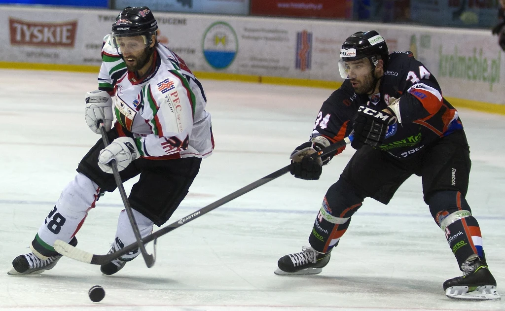 Milan Baranyk (GKS Tychy) kontra Mike Danton (KH Sanok). Milan Baranyk (GKS Tychy) kontra Mike Danton (KH Sanok).