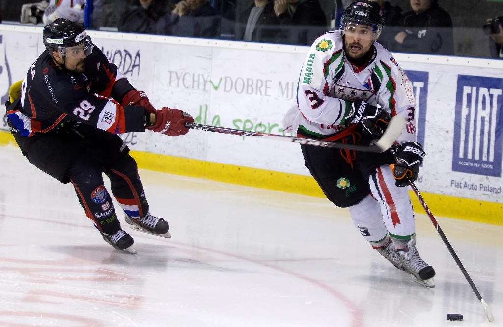 Rafał Dutka (KH Sanoik) w starciu z Adamem Bagińskim (GKS Tychy). Rafał Dutka (KH Sanoik) w starciu z Adamem Bagińskim (GKS Tychy).
