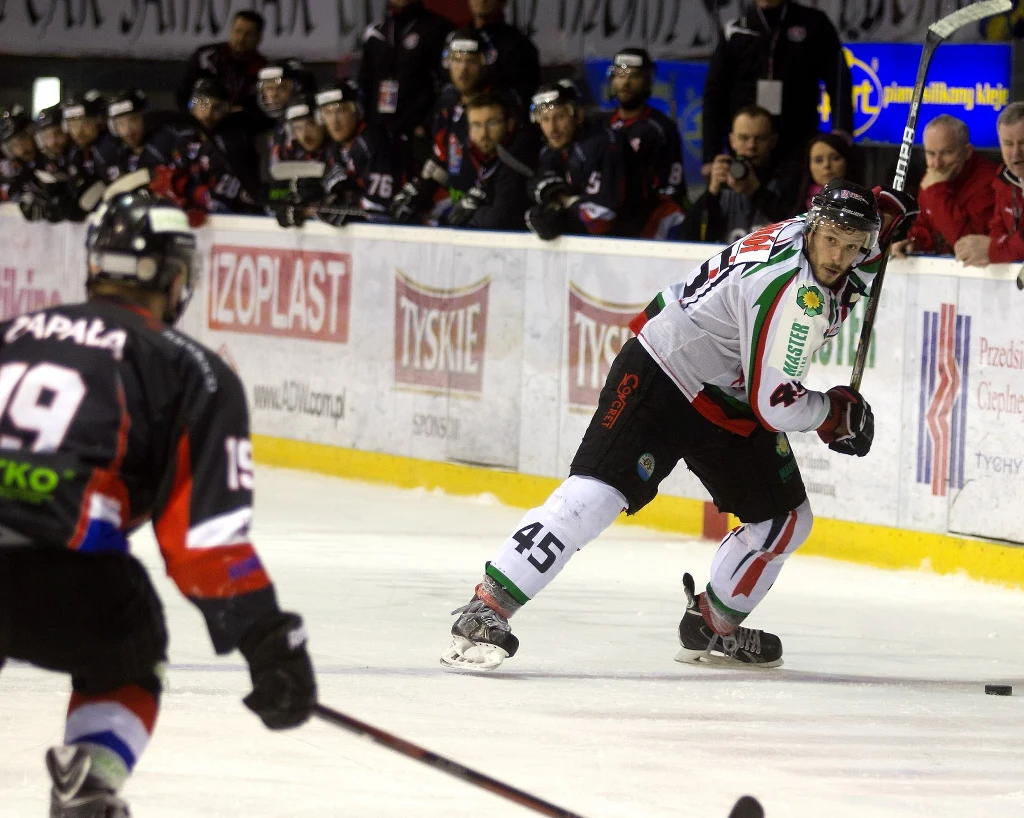 Strzela obrońca tyszan Łukasz Sokół. Strzela obrońca tyszan Łukasz Sokół.