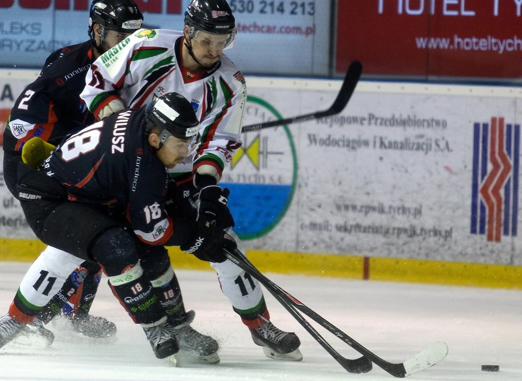 Jan Steber (na biało, Tychy) vs. Mateusz Wilusz (Sanok). Jan Steber (na biało, Tychy) vs. Mateusz Wilusz (Sanok).