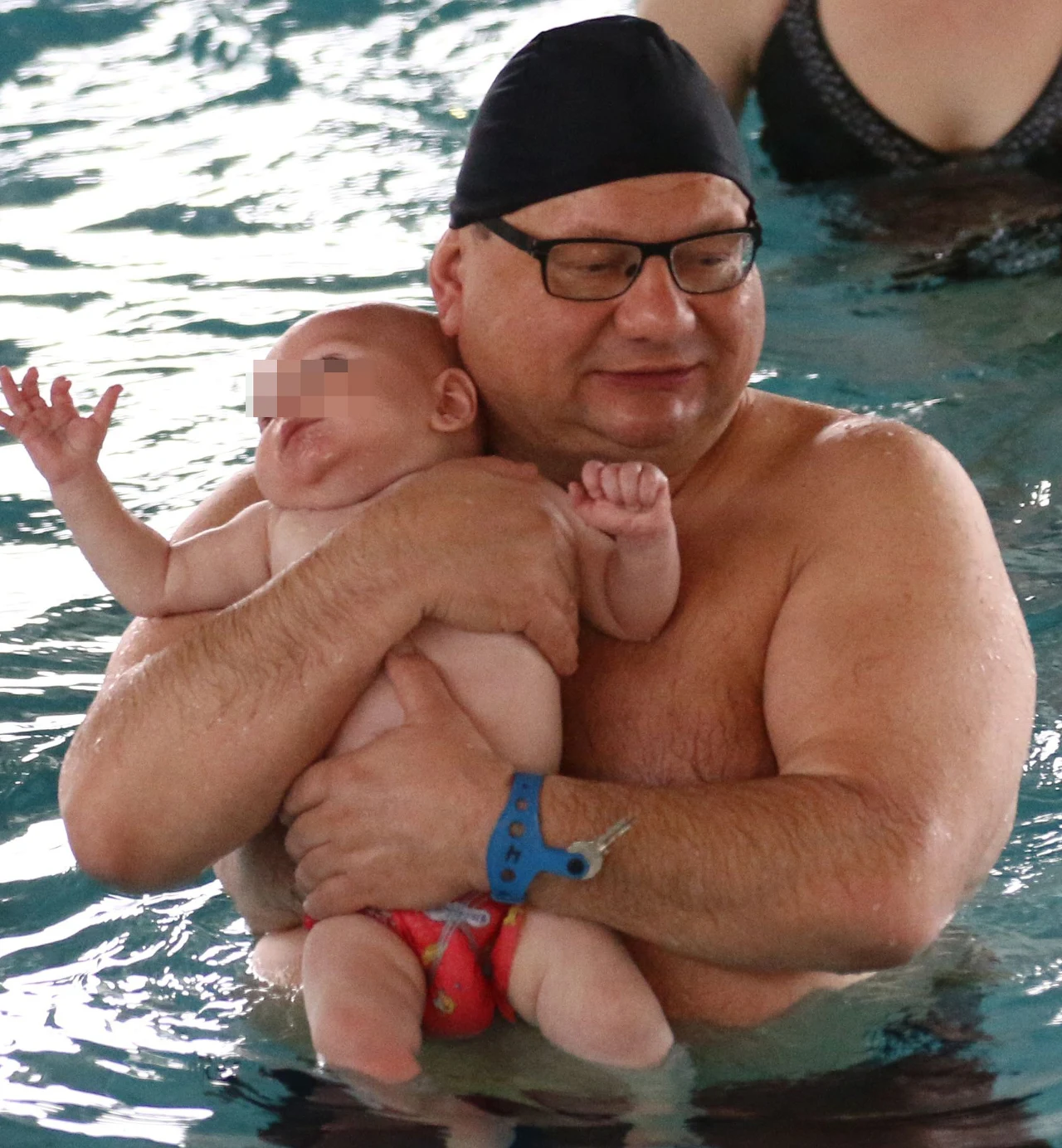 Ryszard Kalisz z synem na basenie