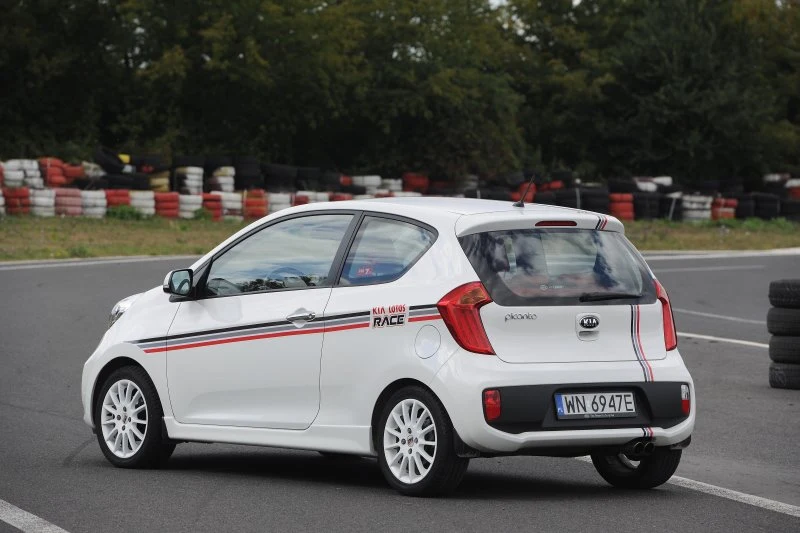 Nadwozie wersji Kia Lotos Race wyróżnia się naklejkami oraz białymi felgami.