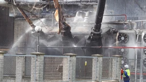 Strażacy pracują na miejscu pożaru transformatora w Elektrowni Rybnik