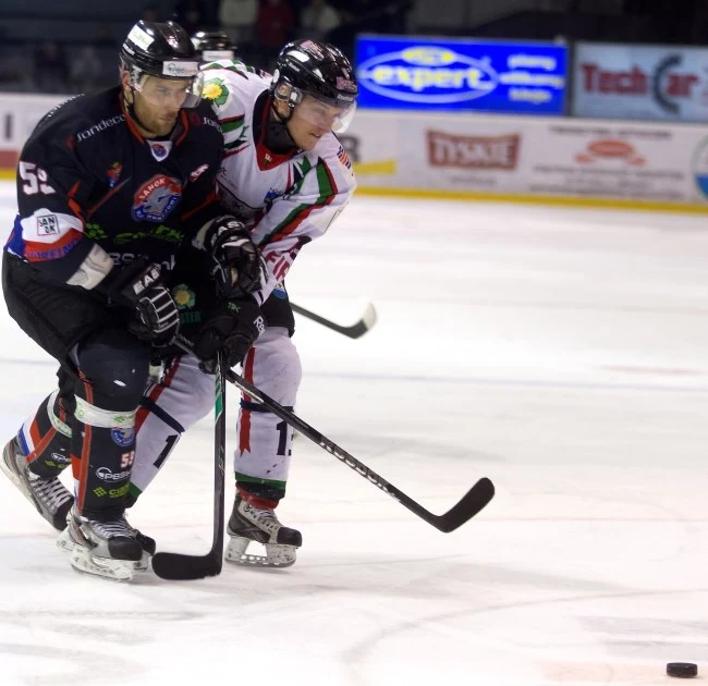 Hokeista Ciarko PBS Bank KH Sanok Vojtech Kloz (L) walczy o krążek z Jarosławem Rzeszutko (P) z GKS Tychy Hokeista Ciarko PBS Bank KH Sanok Vojtech Kloz (L) walczy o krążek z Jarosławem Rzeszutko (P) z GKS Tychy