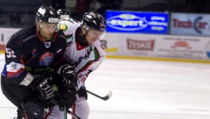 Hokeista Ciarko PBS Bank KH Sanok Vojtech Kloz (L) walczy o krążek z Jarosławem Rzeszutko (P) z GKS Tychy