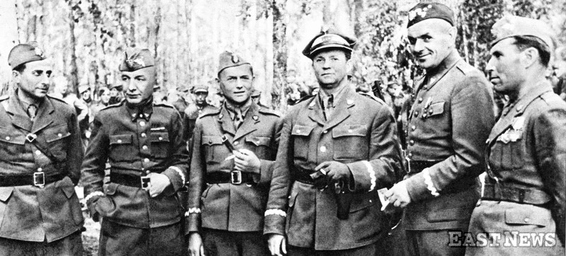 Dowódcy wojska polskiego na froncie pod Warszawą, 1944; od lewej: płk Marian Spychalski, gen. Karol Świerczewski, gen. Aleksander Zawadzki, gen. Wojciech Bewziuk, gen. Zygmunt Berling