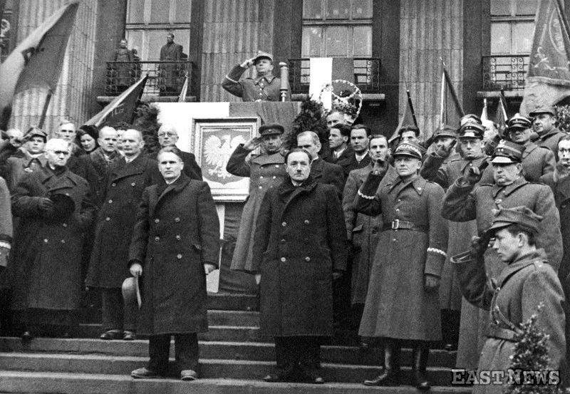 Wizyta prezydenta Bolesława Bieruta w Katowicach, 08.03.1945. Obok prezydenta gen. Karol Świerczewski "Walter" i premier Edward Osóbka-Morawski, na mównicy marszałek Michał Rola-Żymierski