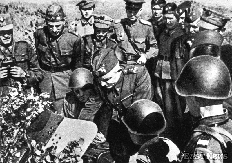 Powstanie Warszawskie - gen. Karol Świerczewski i mjr Edward Ochab na przedpolach Warszawy, 1944 r.