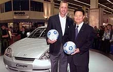 Johan Cruyff, wiceprezes Byung-Ho Sung i nowy Hyundai Coupe