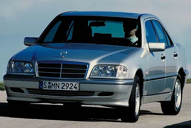 Mercedes C-Klasa z 1999 roku (kliknij) Mercedes C-Klasa z 1999 roku (kliknij)