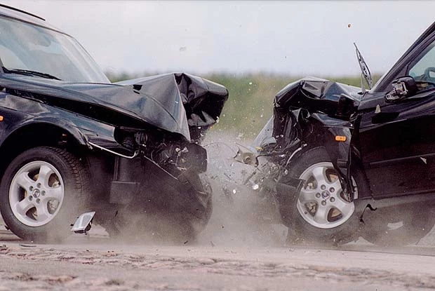 Zderzenie czołowe dwóch Saabów 9-5 przy prędkości 50 km/h (kliknij)