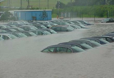 Tak wyglądają parkingi głównego zakładu produkcyjnego Skody w Mlada Boleslav (kliknij)