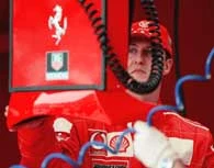 Michael Schumacher sprawdza czasy innych kierowców