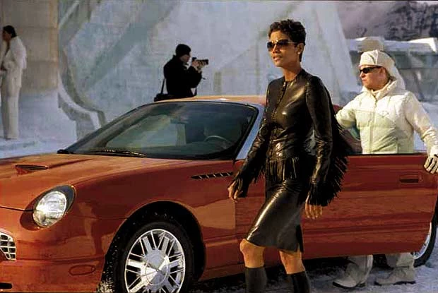 Halle Berry i jej filmowy Thunderbird (kliknij)