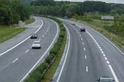 Autostrada - nawet, jeśli ma dwa pasy ruchu w jednym kierunku, to i tak jest to rzadki widok...