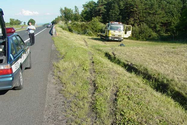 W tym miejscu astra wypadla z autostrady... / kliknij