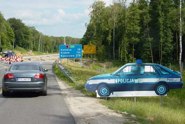 Ostatnio "tekturowy" policyjny samochód pojawił się u wylotu autostrady A4 / kliknij