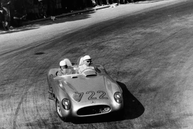 Mercedes-Benz 300 SLR z numerem startowym 722. Za kierownicą  Stirling Moss / kliknij