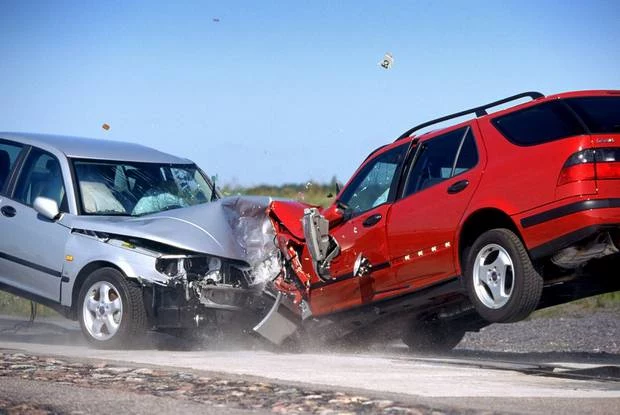 Zderzenie offsetowe z sumą prędkości 130 km/h / Kliknij