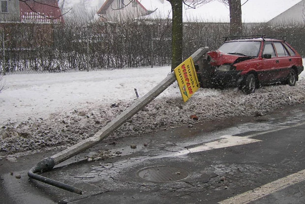 Na prostej drodze w Krakowie - Nowej Hucie polonez wpadł na słup / kliknij