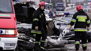 Cysterną w auto, drzewo i dom...