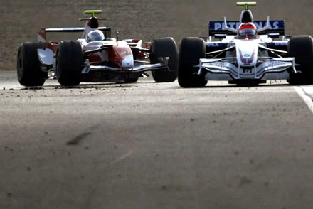 Robert Kubica (BMW Sauber) i  Jarno Trulli (Toyota) / kliknij