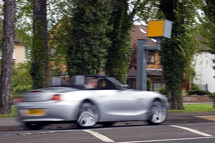 W Anglii fotoradary są pomarańczowe