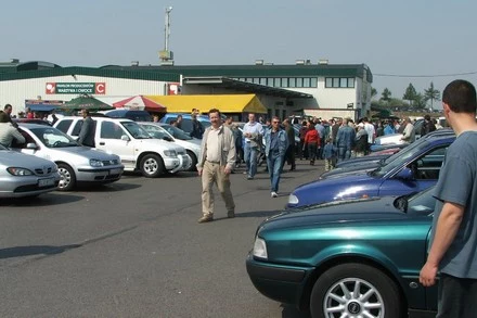 Samochodów z zagranicy znów przybywa