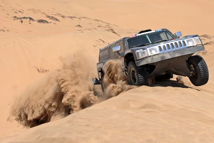 Amerykanin Robby Gordon  (Hummer)  na trasie 4 etapu Rajdu  Dakar 2010