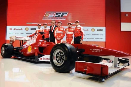 Zespół Ferrari i nowy bolid F10