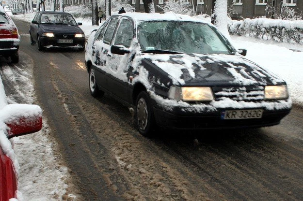 W wielu miejscach na drogach panują trudne warunki