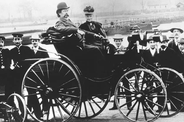 Bertha Benz i jej mąż  Carl Benz  w samochodzie  Victoria. Rok 1894