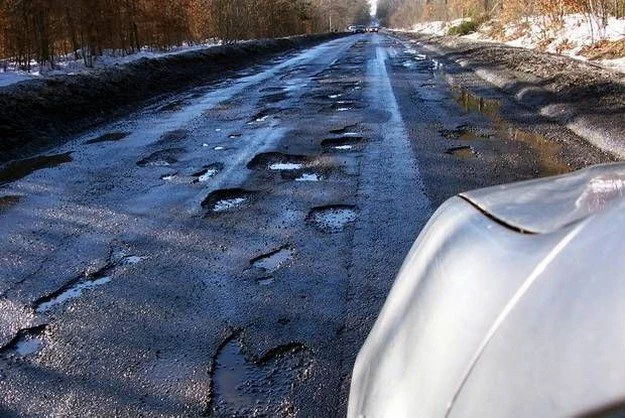 Dziurawych dróg w Polsce ciągle nie brakuje