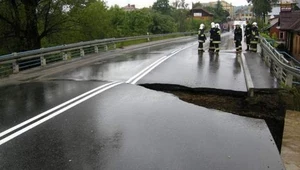 Podmyte drogi, osuwiska...