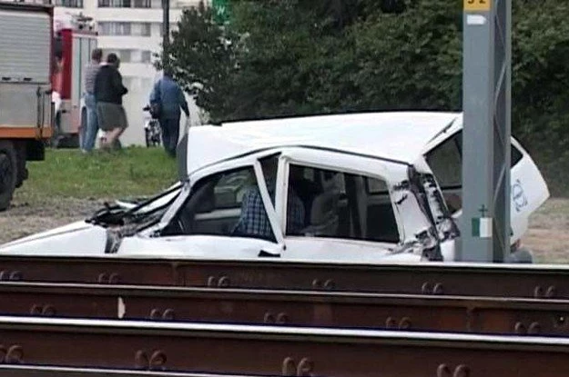 Samochód w konfrontacji z pociągiem nie ma szans