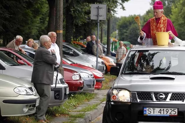 Po mszy w intencji kierowców w kościele w Tychach  arcybiskup Damian Zimoń poświęcił samochody